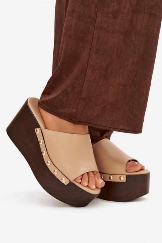 Pantofole da donna Su un cuneo con rivetti beige Devereline