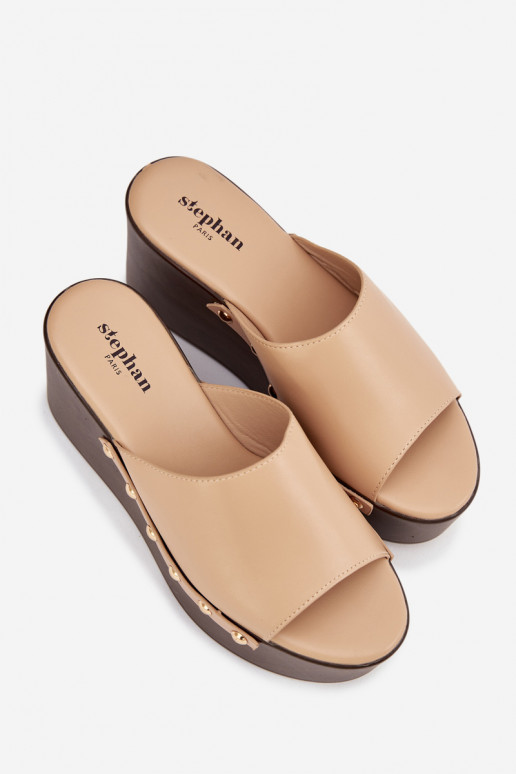 Pantofole da donna Su un cuneo con rivetti beige Devereline