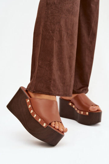 Tai turireline pantofole su plateau e borchie color marrone da donna 2