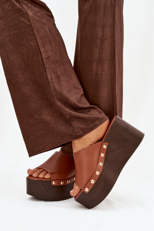 Pantofole da donna Su un cuneo con rivetti colore marrone Devereline