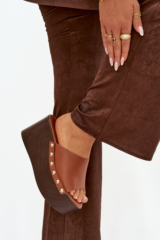 Pantofole da donna Su un cuneo con rivetti colore marrone Devereline