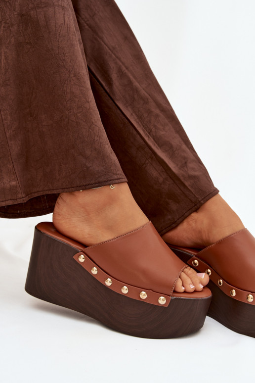 Pantofole da donna Su un cuneo con rivetti colore marrone Devereline