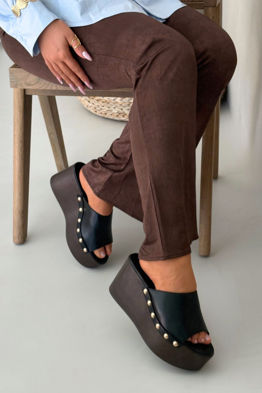 Infradito da donna con piattaforma e borchie nere Taireline