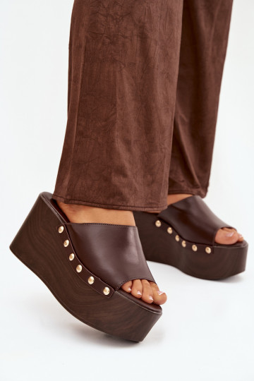 Infradito da donna con piattaforma e borchie color cioccolato Taireline