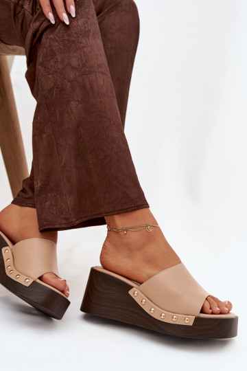 Infradito da donna con piattaforma e borchie dorate color sabbia Arionne