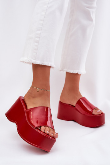 con effetto vernice Pantofole da donna con una piattaforma I Koturnie colore rosso Nellevia