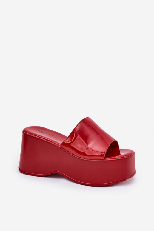 con effetto vernice Pantofole da donna con una piattaforma I Koturnie colore rosso Nellevia