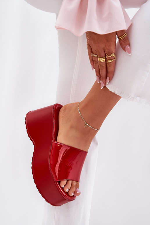 con effetto vernice Pantofole da donna con una piattaforma I Koturnie colore rosso Nellevia