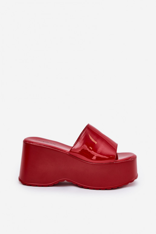 con effetto vernice Pantofole da donna con una piattaforma I Koturnie colore rosso Nellevia
