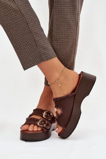 Infradito da donna con piattaforma color oro con fibbie color cioccolato 2