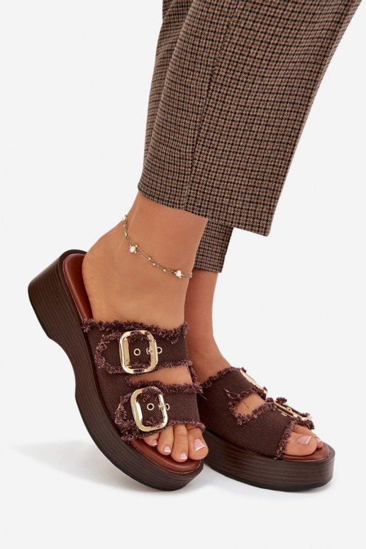 Infradito da donna con piattaforma color oro con fibbie color cioccolato