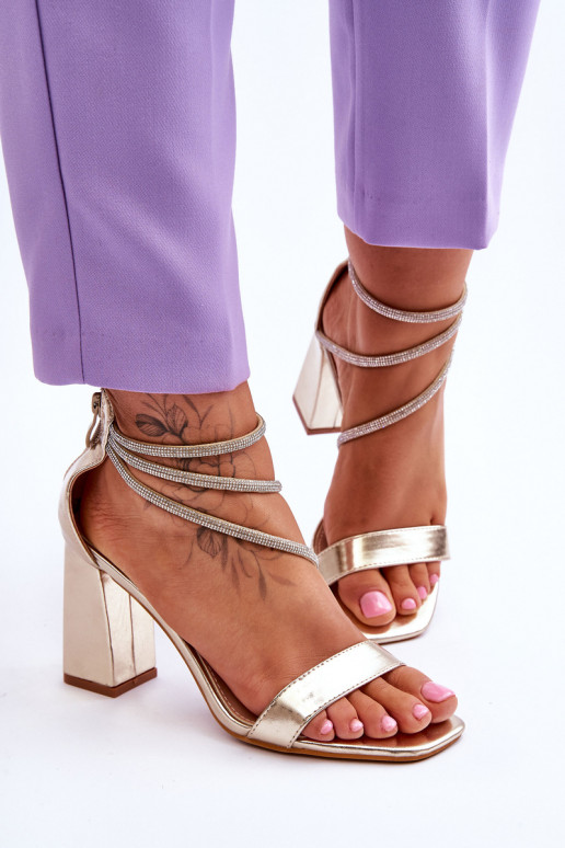 sandali alla moda con gli occhi scintillanti colore dorato Carma