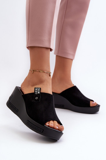 Pantofole da donna Su un cuneo colore nero Vleni