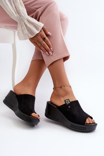 Pantofole da donna Su un cuneo colore nero Vleni 2