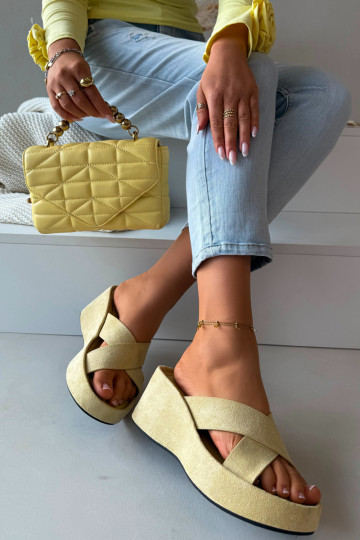 Ciabatte da donna in suede sintetico con plateau "Calorine" color giallo 2
