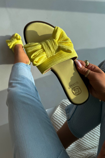 Pantofole da donna con tacchi larghi con nastri colore giallo Amivelle