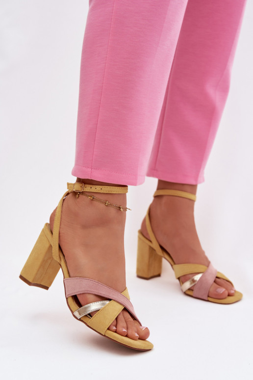 Sandali con tacco alto da donna con strisce in ecopelle scamosciataoAe colore giallo Karilora