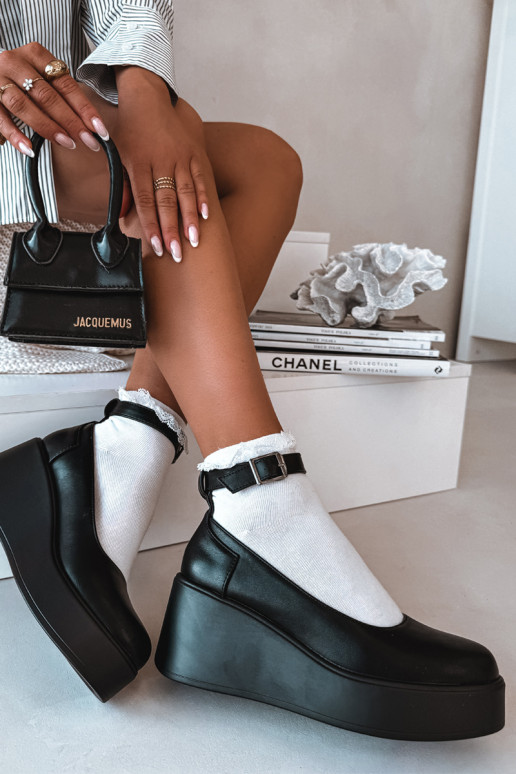 scarpe Femminile Su un cuneo con cinghie colore nero Belvissa