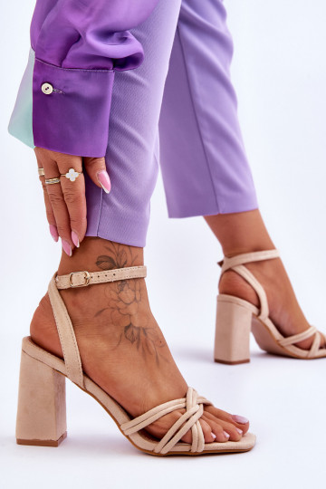 Elegantello classico Sandali in camoscio con i tacchi beige Bernett 2