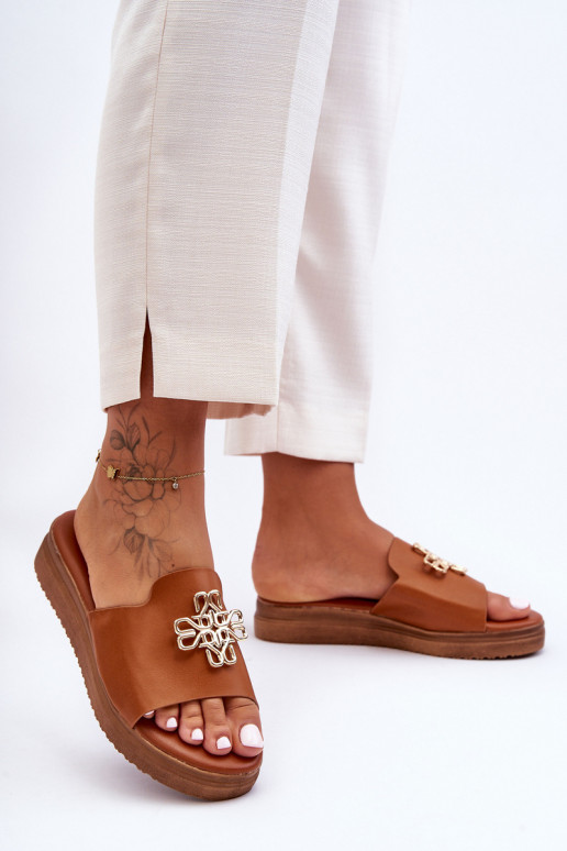 Pelle Femminile Pantofole con una piattaforma con decorazione colore marrone Azera