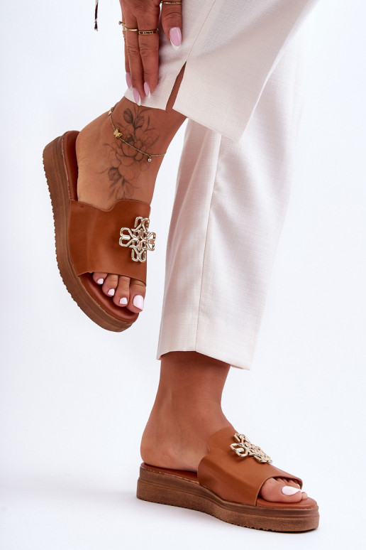 Pelle Femminile Pantofole con una piattaforma con decorazione colore marrone Azera