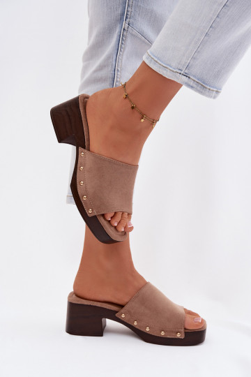 Pantofole da donna tipo clogs con spille dorate color sabbia Davessa