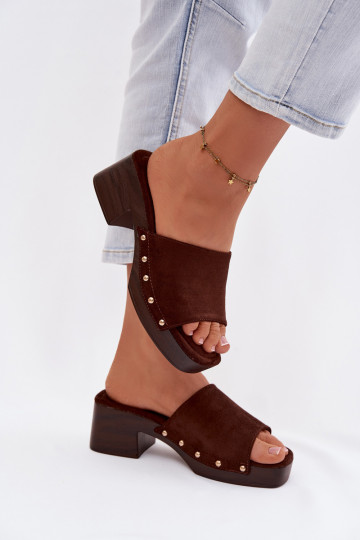 Pantofole da donna tipo clogs con spille dorate color cioccolato Davessa