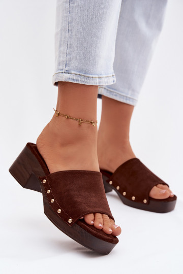 Pantofole da donna tipo clogs con spille dorate color cioccolato Davessa 2