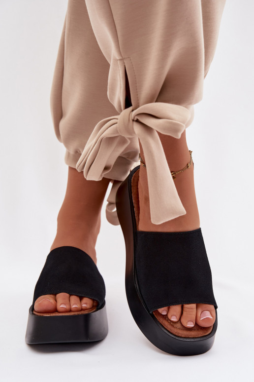 Pantofole da donna con una piattaforma colore nero Liorisse