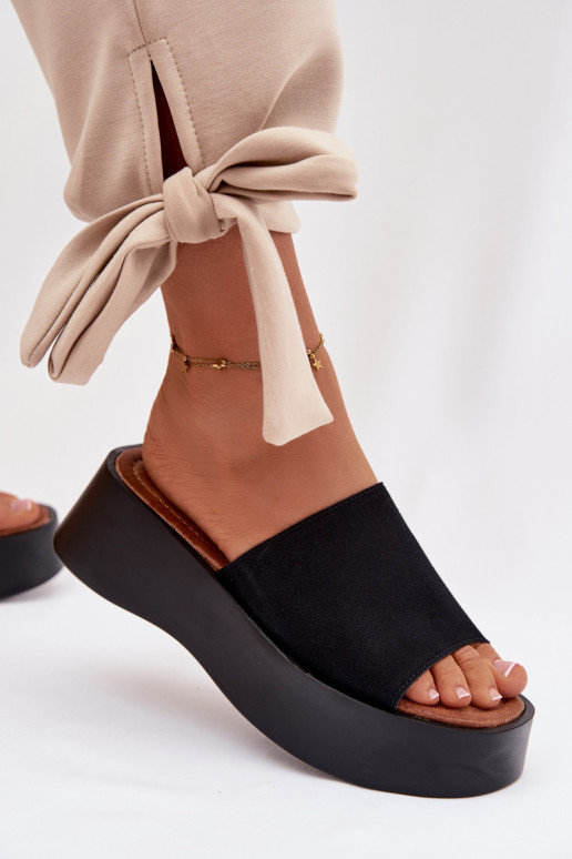 Pantofole da donna con una piattaforma colore nero Liorisse