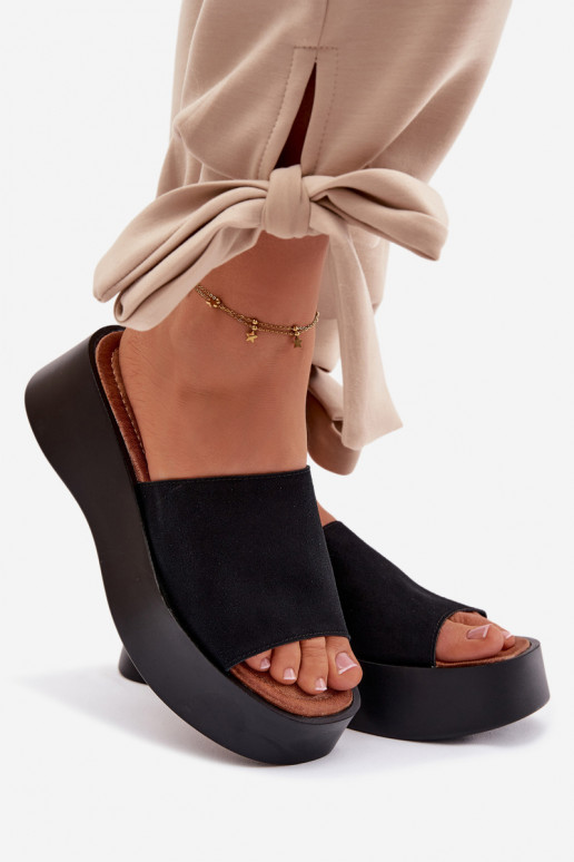 Pantofole da donna con una piattaforma colore nero Liorisse