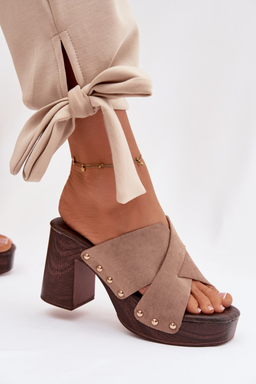 Pantofole da donna con i tacchi Ze colore doratomi Borchie beige Nerelle