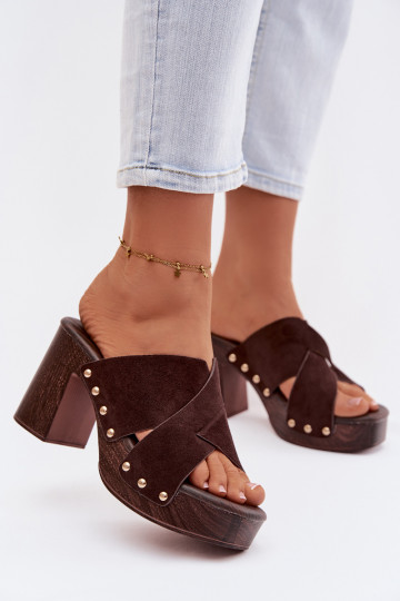 Pantofole da donna con tacco e borchie dorate color cioccolato Nerelle