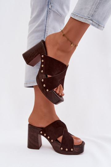 Pantofole da donna con tacco e borchie dorate color cioccolato Nerelle 2