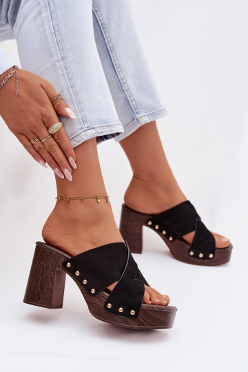 Pantofole da donna con tacco e borchie dorate color nero Nerelle