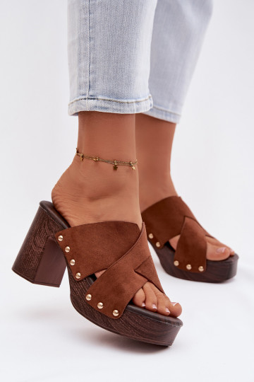 Pantofole da donna con tacco e borchie dorate color marrone Nerelle