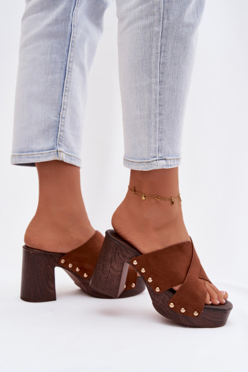 Pantofole da donna con tacco e borchie dorate color marrone Nerelle 2