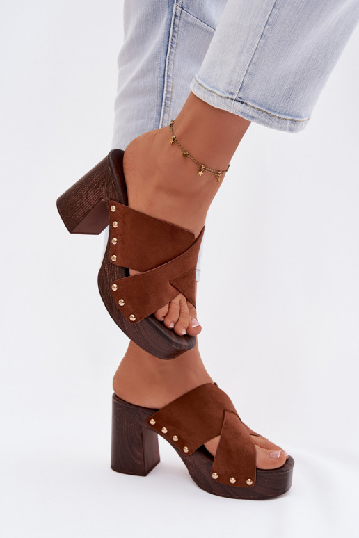 Pantofole da donna con i tacchi Ze colore doratomi Borchie colore marrone Nerelle