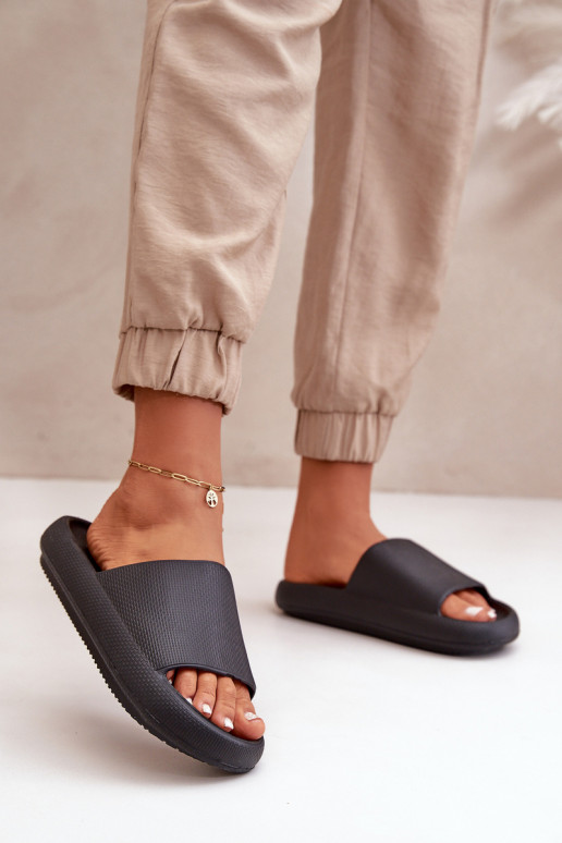 Femminile Pantofole in schiuma leggera Su una suola spessa colore nero Querceria