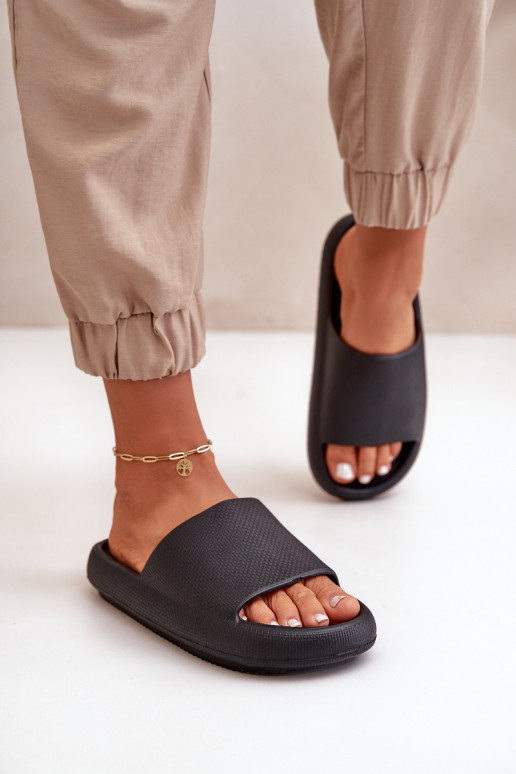 Femminile Pantofole in schiuma leggera Su una suola spessa colore nero Querceria