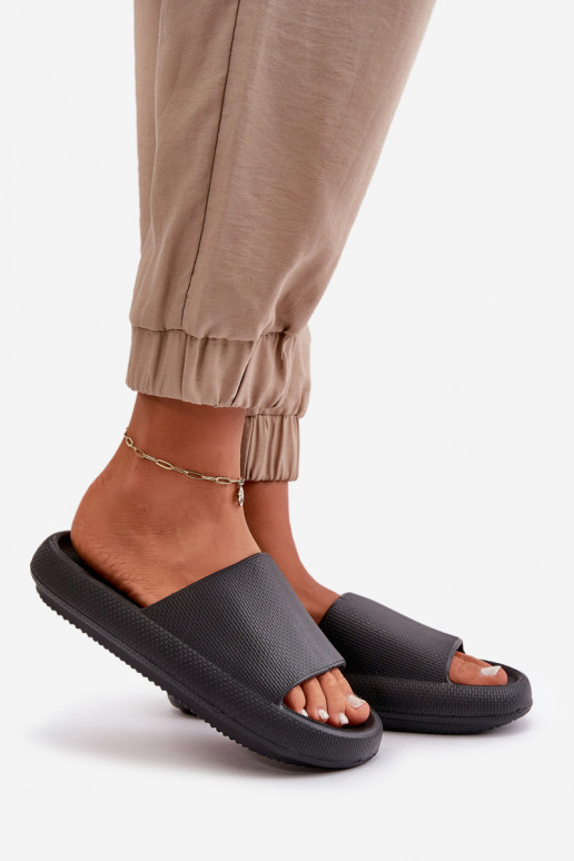 Femminile Pantofole in schiuma leggera Su una suola spessa colore nero Querceria