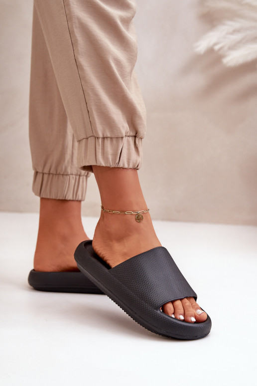 Femminile Pantofole in schiuma leggera Su una suola spessa colore nero Querceria