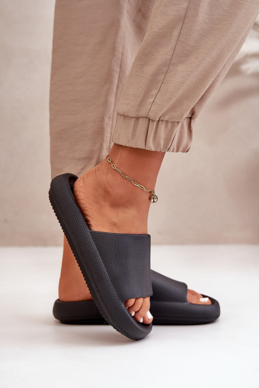 Femminile Pantofole in schiuma leggera Su una suola spessa colore nero Querceria