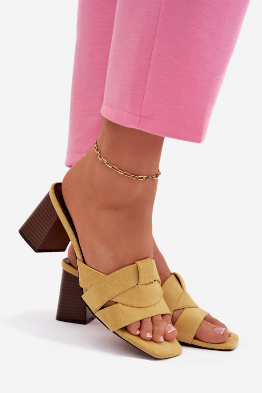 Ciabatte donna con tacco e cinturini in camoscio giallo Corivelle