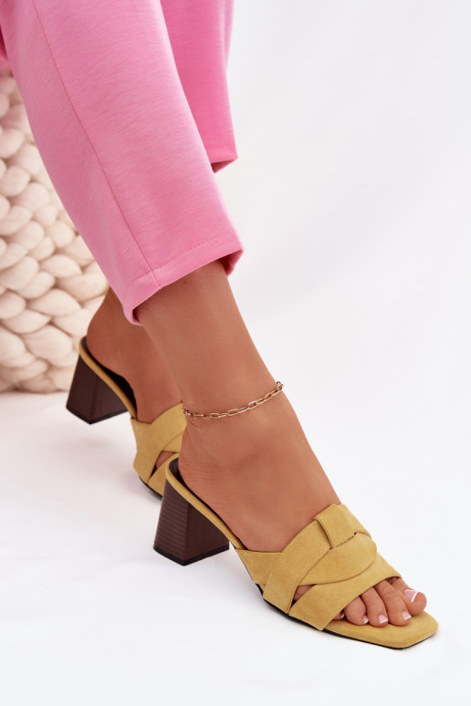 Ciabatte donna con tacco e cinturini in camoscio giallo Corivelle