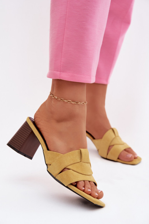 Ciabatte donna con tacco e cinturini in camoscio giallo Corivelle