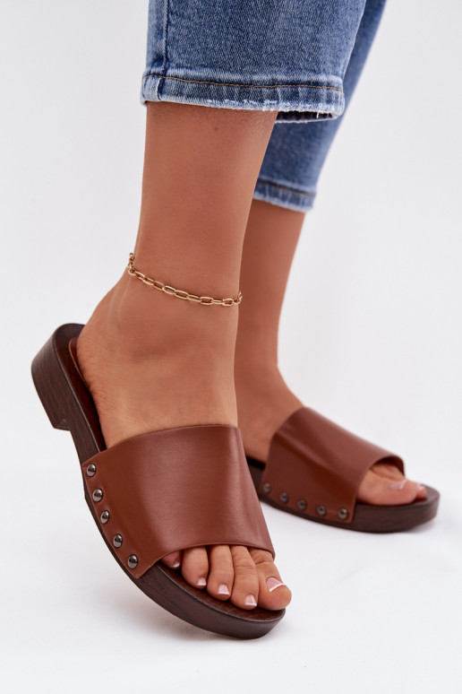 Pantofole da donna con rivetti con tacchi larghi colore marrone Brinalle
