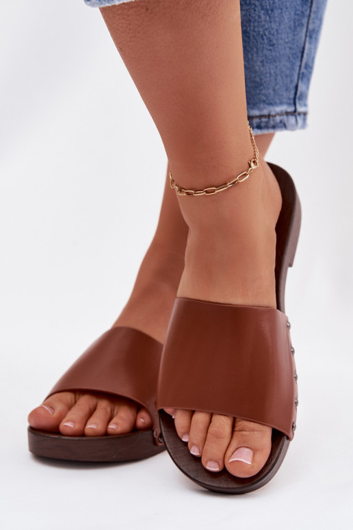 Pantofole da donna con rivetti con tacchi larghi colore marrone Brinalle