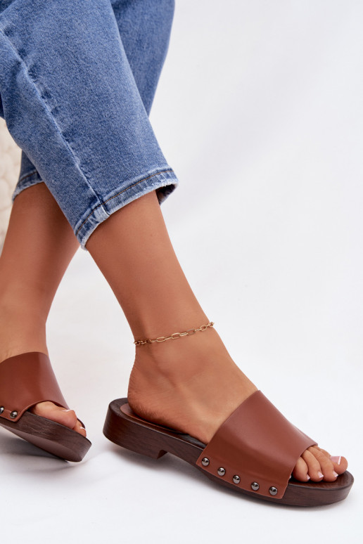 Pantofole da donna con rivetti con tacchi larghi colore marrone Brinalle