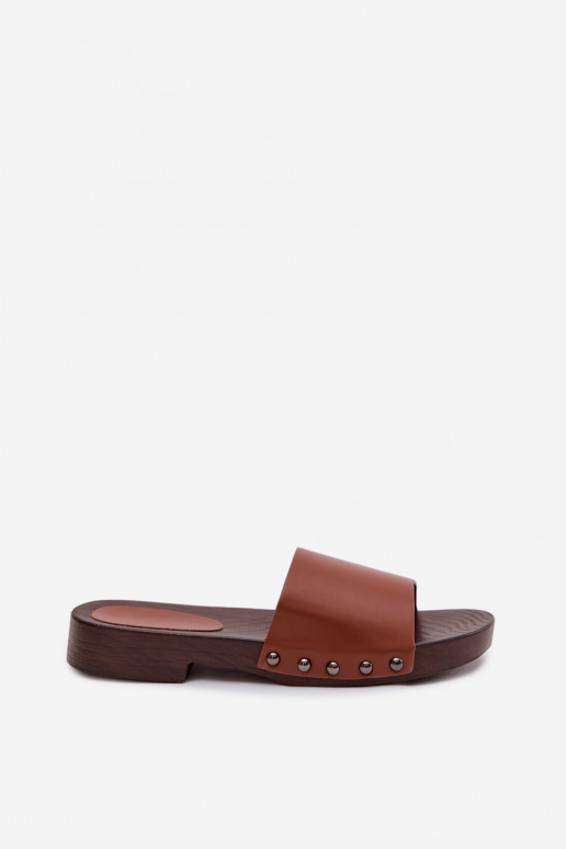 Pantofole da donna con rivetti con tacchi larghi colore marrone Brinalle